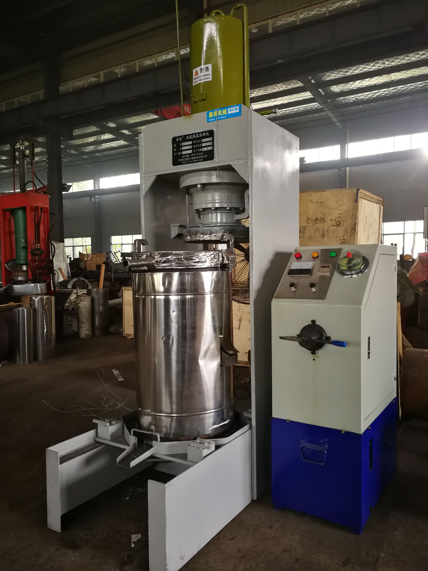 不銹鋼超高壓立式液壓壓榨機(jī)，果汁壓榨機(jī)，果渣壓榨機(jī)，藥材壓榨，油渣處理，白土壓榨